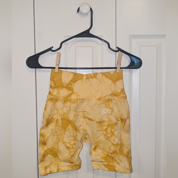 LIMITLESS Tie-Dye Scrunch Biker Shorts – Yellow/Orange, Seamless, Gymwear - Picture 1 of 2